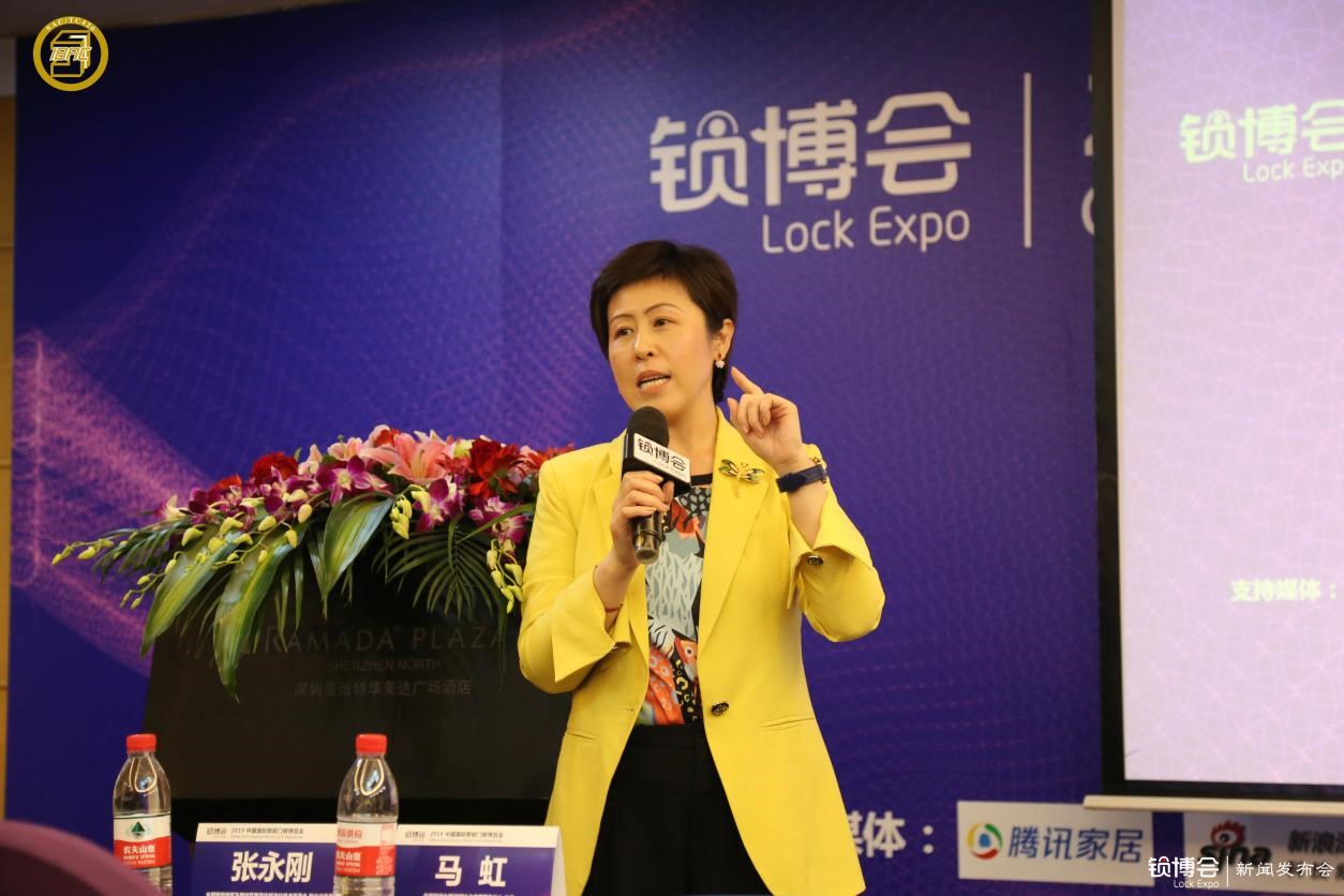  （住房和城鄉(xiāng)建設(shè)部IC卡應(yīng)用服務(wù)中心主任、全國(guó)智能建筑及居住區(qū)數(shù)字化標(biāo)準(zhǔn)化技術(shù)委員會(huì) 副主任委員馬虹現(xiàn)場(chǎng)回答媒體問(wèn)題）