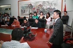 分時傳媒董事長兼CEO聽到四川地震的消息，夜不能寐，立即召開動員大會，號召全體員工為災區(qū)捐款，并親自帶頭捐贈了50萬人民幣。在何總的帶領(lǐng)了，全公司上下都紛紛解囊，經(jīng)統(tǒng)計核實，無一人未捐。