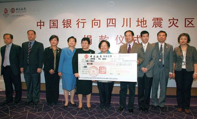 2008年5月14日上午，張燕玲副行長將一張面額1,000萬的現(xiàn)金支票交到了中國紅十字會總會彭珮云會長手中，代表中國銀行向汶川地震受災地區(qū)人民捐款。