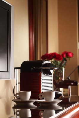 Nespresso®咖啡機(jī) -- 全新升級(jí)的行政客房均提供Nespresso® 咖啡機(jī)及附贈(zèng)不同口味的咖啡膠囊、進(jìn)口精選茶包讓旅客盡享便捷、舒適的私人空間。