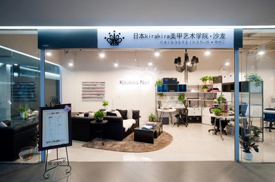 在首屆奢侈品展會(huì)現(xiàn)場(chǎng)，參觀者可一睹日本 KiraKira 美甲高級(jí)講師 Rachel Lai 的風(fēng)采，并可就相關(guān)時(shí)尚問(wèn)題進(jìn)行咨詢(xún)。