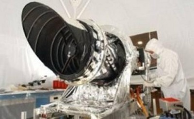 一名波爾航天的員工正在準(zhǔn)備 HiRISE 相機(jī)，以便裝到 NASA 火星勘測軌道飛行器上