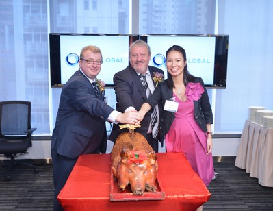 左起:全球銷售總監(jiān)Gerard Delaney、行政總裁Peter Sewell及亞太區(qū)資深副總裁韓祖恩主持切燒豬儀式。