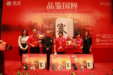  張暉（中）、余華侃（左）、朱燕（右）分獲總決賽冠、亞、季軍