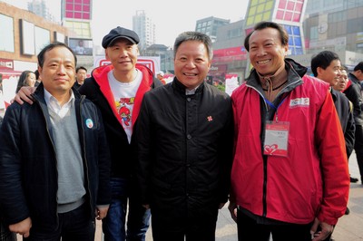 （從左至右）上海市血液中心主任朱永明、觸動傳媒創(chuàng)始人兼執(zhí)行主席馮暉中、上海市副市長沈曉明、“獻血達人”陳澤人