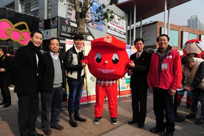 （從左至右）上海市血液中心副主任沈行峰、上海市血液中心主任朱永明、觸動傳媒創(chuàng)始人兼執(zhí)行主席馮暉中、上海市紅十字會常務(wù)副會長馬強、“獻血達人”陳澤人