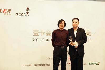 兩岸三地知名文化學(xué)者胡野秋為新聞漫畫達(dá)人顏慶雄頒獎(jiǎng)，他認(rèn)為這個(gè)時(shí)代需要平凡人來(lái)對(duì)生活目標(biāo)進(jìn)行修正。