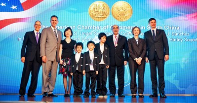 哈利會長一家與桑切斯副部長、蔡瑞德公使、郭瑾總領(lǐng)事及黃德昌商務(wù)領(lǐng)事合影