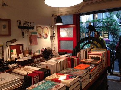 與其說(shuō)好樣本事是家書(shū)店，不如說(shuō)是一間生活店，熱愛(ài)旅行的女老板從全世界淘來(lái)生活物件與客人們分享