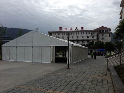 第一座篷房已于4月24日在天全縣臨時綜合救災(zāi)中心附近完成搭建，為無家可歸的地震災(zāi)民提供暫避之所