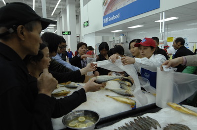 杭州山姆店開業(yè)第一天，顧客踴躍搶購(gòu)新鮮的黃魚