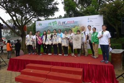 亞洲博聞的一個(gè)員工團(tuán)隊(duì)更憑其合乎環(huán)保原則、具創(chuàng)意、有效率的運(yùn)送用具奪得《最醒目植樹大獎(jiǎng)》。