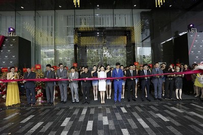 從左到右：Brian Segrave, 廣州W酒店總經(jīng)理；劉偉立，喜達(dá)屋酒店與度假村集團(tuán)亞太區(qū)資深副總裁，設(shè)計(jì)與工程籌劃；Paul James羅健，W 全球酒店、瑞吉酒店與度假村及豪華精選全球品牌領(lǐng)導(dǎo)人；錢進(jìn)，喜達(dá)屋酒店與度假村集團(tuán) 大中華區(qū)總裁；Stephen Ho何國祥，喜達(dá)屋酒店與度假村國際集團(tuán)亞太區(qū)總裁；影星高圓圓和吳彥祖；孔健濤，合景泰富房公司執(zhí)行董事兼行政總裁；孔健楠，合景泰富房公司執(zhí)行董事兼執(zhí)行副總裁；徐錦添，合景泰富公司執(zhí)行董事、首席財(cái)務(wù)官兼公司秘書；李建明，合景泰富公司執(zhí)行董事、集團(tuán)運(yùn)營管理部副總裁兼華南片區(qū)總經(jīng)理；黃薇陵，合景泰富酒店投資發(fā)展部總監(jiān)及園林設(shè)計(jì)部總監(jiān)。