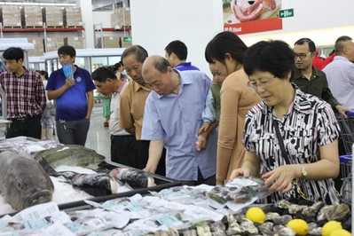 蘇州山姆會員店開業(yè)第一天，顧客選購新鮮的海鮮產(chǎn)品