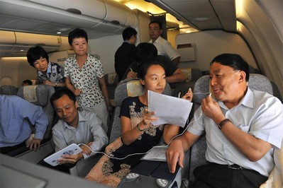 中國民航局局長李家祥通過機(jī)上互聯(lián)網(wǎng)接收中央人民廣播電臺現(xiàn)場直播采訪，向廣大聽眾問好。