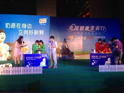 活動現(xiàn)場互動環(huán)節(jié)，消費(fèi)者用衛(wèi)崗酸奶制作水果沙拉