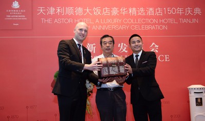 天津利順德大飯店豪華精選酒店總經(jīng)理麥勝南先生、業(yè)主代表王新建，與上海衡山路十二號豪華精選酒店代表攜手啟動(dòng)“流動(dòng)博物館”中國巡展