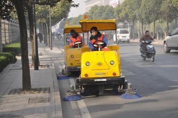 環(huán)衛(wèi)工人利用掃地車更安全、更高效地工作