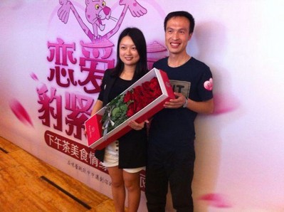 愛情如戀人手中的鮮花，在浪漫的季節(jié)綻放