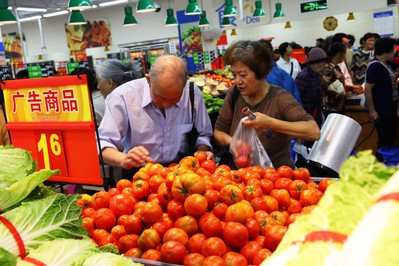 沃爾瑪云南普洱縣全新門店開業(yè)當(dāng)日，顧客在選購優(yōu)質(zhì)低價(jià)的生鮮商品