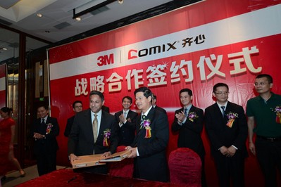  左：3M全球商業(yè)文儀產(chǎn)品業(yè)務(wù)部高級副總裁Jesse G.Singh、右：齊心文具股份有限公司董事長陳欽鵬出席簽約儀式