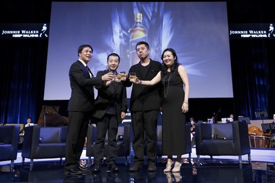 七匹狼創(chuàng)始人周少雄、賈樟柯導演、建筑設(shè)計師馬巖松、尊尼獲加品牌總監(jiān)符秀婷女士共同合影