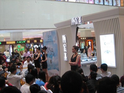 珍愛網(wǎng)攜手潮宏基克拉女人活動現(xiàn)場，氣質(zhì)美女媲美克拉美鉆