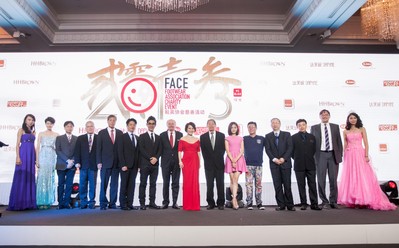 左起2012環(huán)球小姐、威華鞋業(yè)總經(jīng)理梁賀程、BBC國(guó)際執(zhí)行總經(jīng)理Lawrence Yang、紅森公司董事長(zhǎng)林智榮、達(dá)芙妮國(guó)際控股有限公司主席陳英杰、鞋柜“天使的足跡”公益形象代言人任賢齊、FACE主席Jim Issler、“中國(guó)美基金”代表靳羽西、“新華愛心教育基金會(huì)”理事長(zhǎng)張君達(dá)、“國(guó)立愛心基金”代表種丹妮、“愛的痕跡教育計(jì)劃”創(chuàng)辦人姜育恒、“中國(guó)殘疾人福利基金會(huì)”副理事長(zhǎng)邢建緒先生、“音樂之帆”創(chuàng)辦人柴亮、中國(guó)行動(dòng)計(jì)劃代表Mr. Andrew