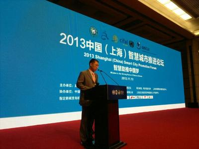 國家信息化專家咨詢委員會委員、中國互聯(lián)網(wǎng)協(xié)會副理事長高新民為獲獎城市頒獎