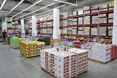 山姆深圳福田店大量使用大卡板陳列商品。