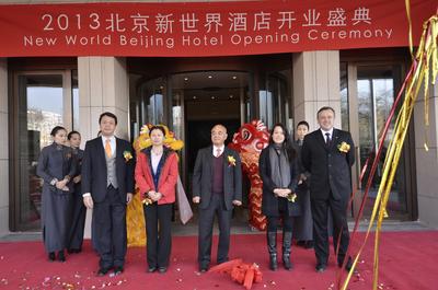 (由左至右)　 新世界中國(guó)地產(chǎn)北京總經(jīng)理陳子榮先生、新世界崇文公司法人代表陳艷女士、新世界發(fā)展主席鄭家純博士、瑰麗酒店集團(tuán)首席行政總裁鄭志雯小姐及酒店總經(jīng)理魏得可先生于北京新世界酒店開業(yè)典禮。