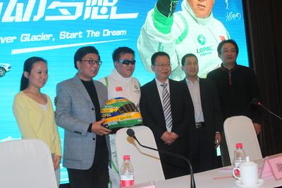 從左依次：搜狐網新聞副總編周蓉、中央電視臺著名主持人韓喬生、飛越車手謝雨均、活動主辦方 -- 江蘇龍蟠石化總經理石俊峰、活動協辦方 -- 黑龍江省黑河市旅游局常務副局長張寶紅、活動支持方 -- 江蘇大唐靈獅廣告有限公司總經理吳綱