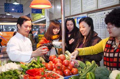 媒體嘉賓與廣州海航威斯汀中餐行政總廚吳天榮一同前往集市，親自挑選“活力食品”食材