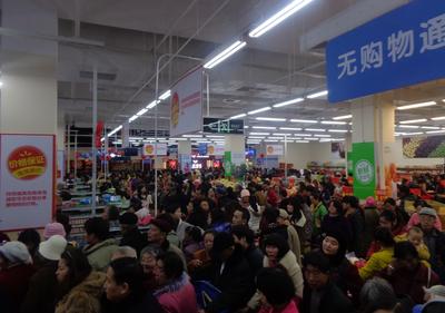 沃爾瑪云南昆明昌源中路店盛大開業(yè)，商場內人頭涌涌，工作人員馬不停蹄