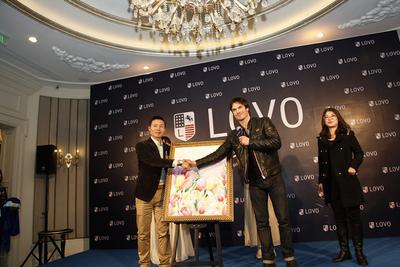 IAN與羅萊家紡副總裁揭幕LOVO2014年春夏新款手繪稿，并在畫(huà)稿上留下親筆簽名