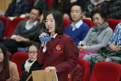 學(xué)生在牛津大學(xué)出版社主辦的“與牛津大學(xué)校長對(duì)話”活動(dòng)現(xiàn)場(chǎng)向賀慕敦校長提問